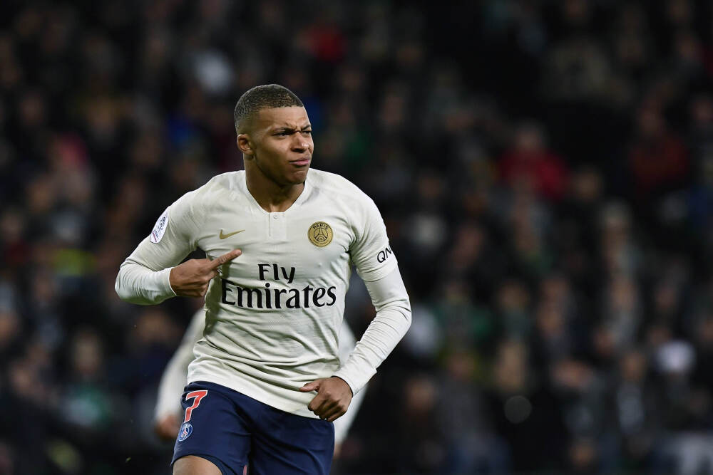 特步国际10月30日发行357.86万股以股代息股份